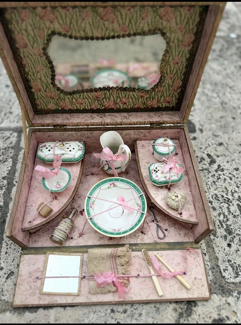 Coffret De Toilette En Os, XIXe Siècle