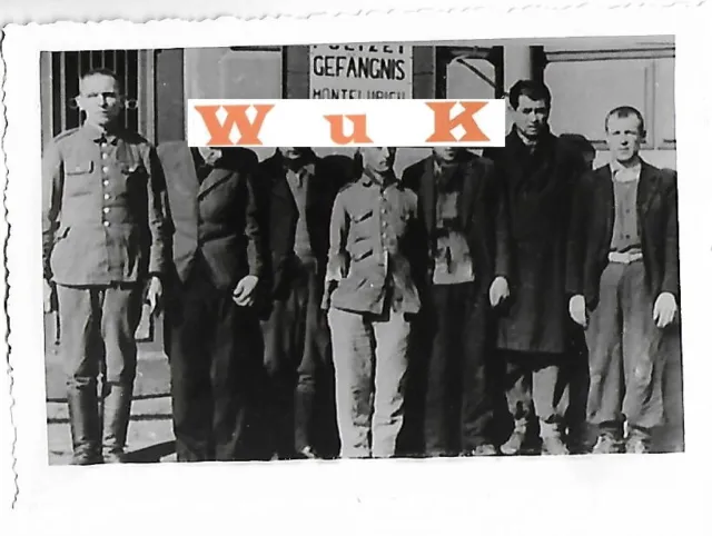 Foto Polen Ghetto Gefangene Juden Verbrecher Schild Gefängnis Krakau