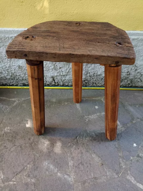 Sgabello in legno - 3 piedi con antico sedile originale - Usato - Vintage.