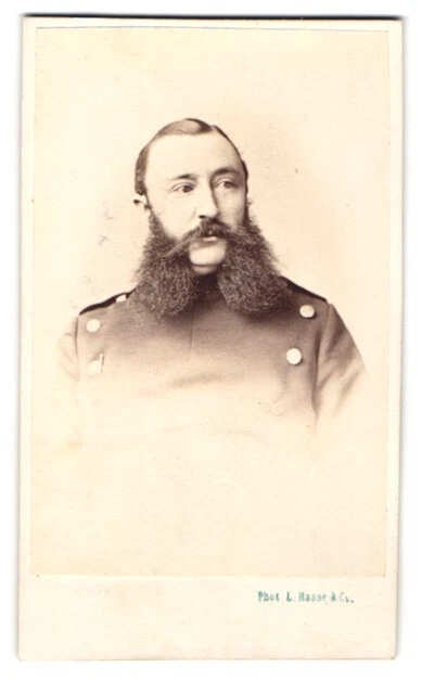 Fotografie L. Haase & Comp., Berlin, Portrait Soldat in Uniform mit buschigem B