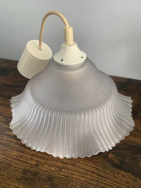 Lustre Suspendu Ancien Avec Abat-jour Dentelé – Pour Un Style Rétro Chic