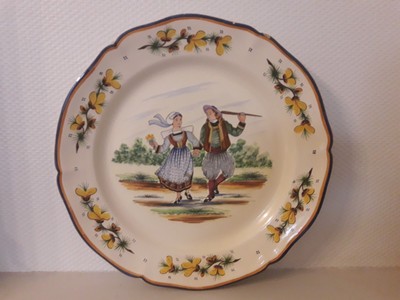 Imposant plat rond HB HENRIOT QUIMPER Couple bretons dansant 