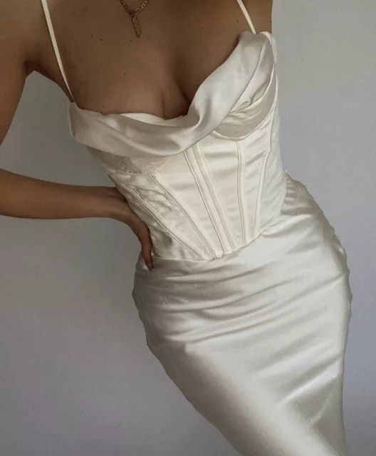Abito midi bianco raso con corsetto e reggiseno Trend 2022 abbigliamento club matrimonio sera