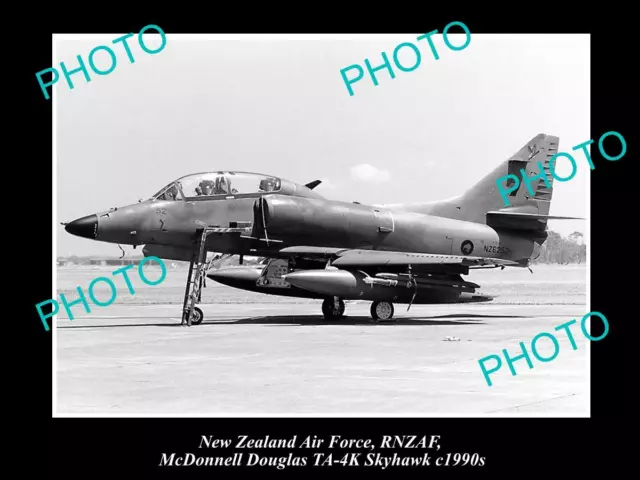 HISTORIC AVIATION PHOTO OF RNZAF NEW ZEALAND AIR FORCE SKYHAWK JET c1990s