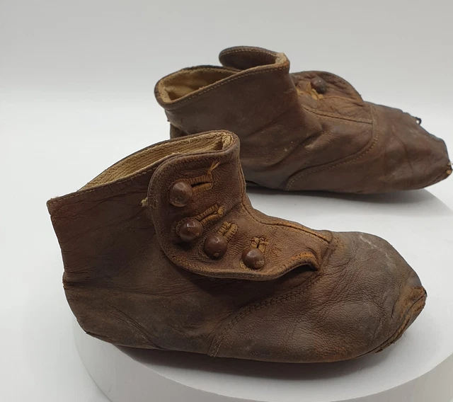 Coppia di stivali abbottonati marroni per bambini anni 1890 - 1910.