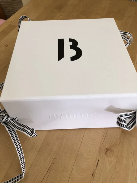 Splendida confezione regalo con nastro crema BN Byredo