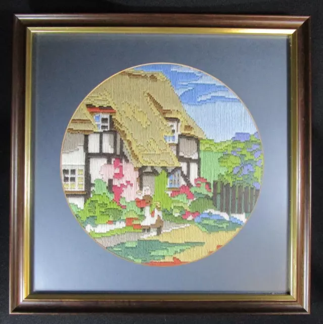 Schönes Vintage gerahmter runder Wandteppich Nadel Arbeitsbild mit dem Titel Rose Cottage