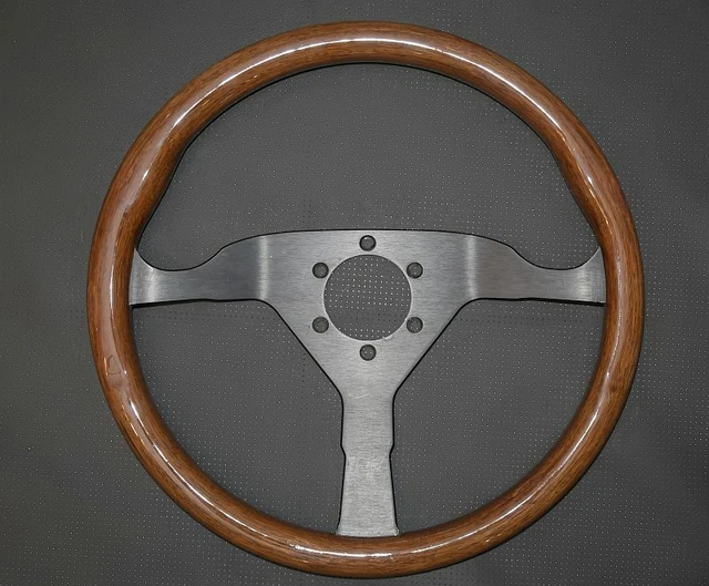 Volant Bois MOMO TYP VL35 Pour Renault - Référence KBA70113/12-91, Occasion Avec Marques D'usure, Entièrement Fonctionnel