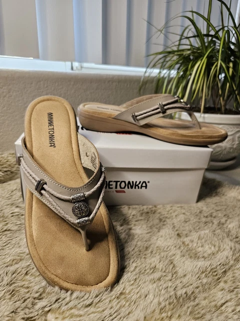 Minnetonka Silverthorne Thong Sandals Womens Beige Leather Silver Slip On Size 8