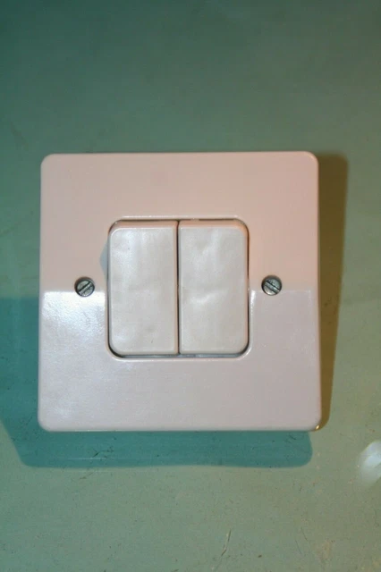 Interrupteur Double Legrand Neptune : Va-et-vient / Poussoir, Blanc, Occasion