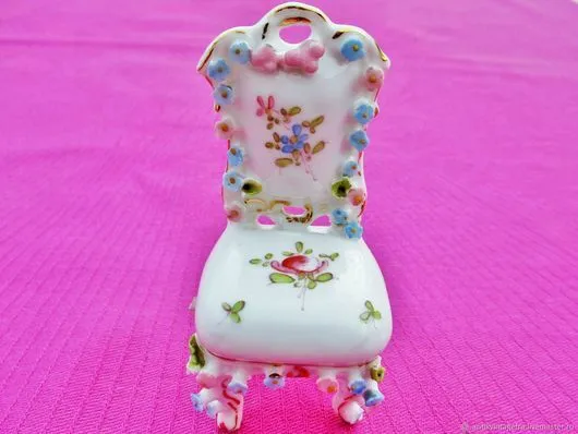 chaise de meuble miniature ancienne pour poupées en porcelaine Franz Antique Min 2