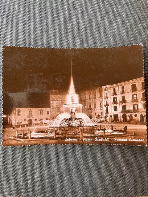 Cartolina Sulmona - Piazza Garibaldi Fontana Luminosa Notturno -  Viaggiata 1950