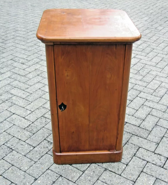 Biedermeier Halbschrank, Kirschbaum, spiegelbildlich furniert, um 1835