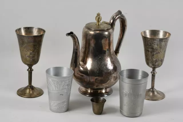 B36N24 - Colección jarra y taza de metal, parte plateada