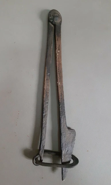 OUTILS ANCIENS LOT Maréchal-Ferrant 1 brochoir, 1pince de forge,1 tricoise,1 fer EUR 54,00 - FR