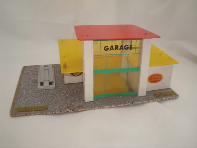 VEB Garage Tankstelle Minol Spielzeug mit Hebebühne und Aufzug Vintage