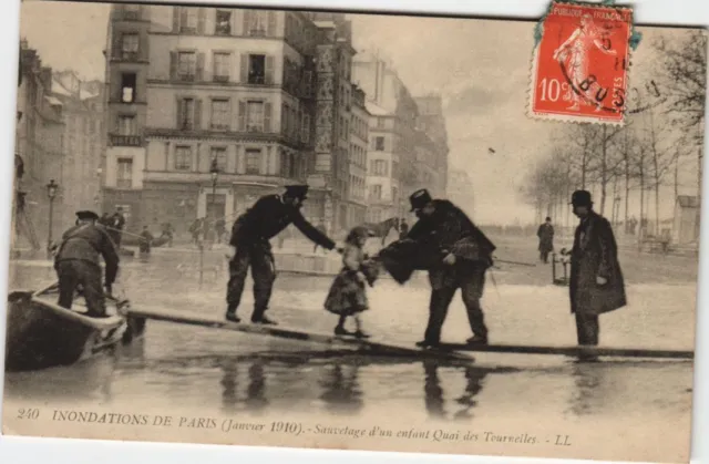 CPA Inondations 1910 PARIS Quai des Tournelles Sauvetage d'un enfant (996026)