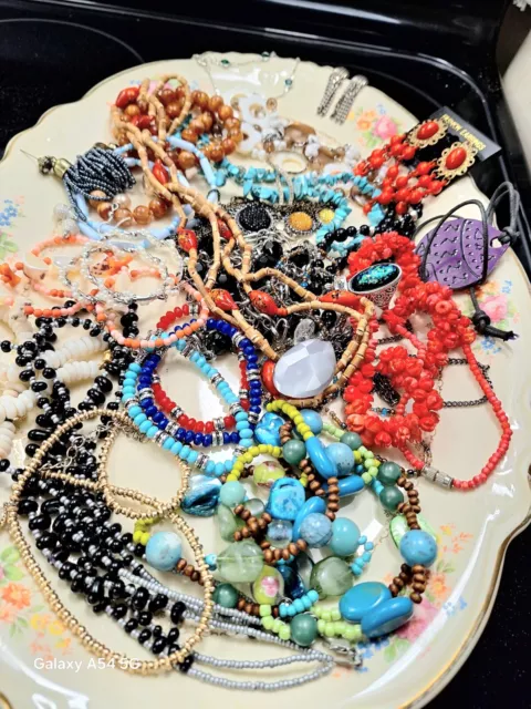 WOMEN'S MOSTLY VINTAGE JEWELRY LOT 1 lb 9oz* OVER 32 PIECES *WEARABLE * LOT # 9