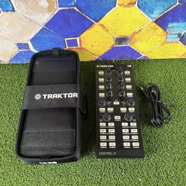 Native Instruments Traktor Kontroll X1 DJ Controller mit Ni Tragetasche