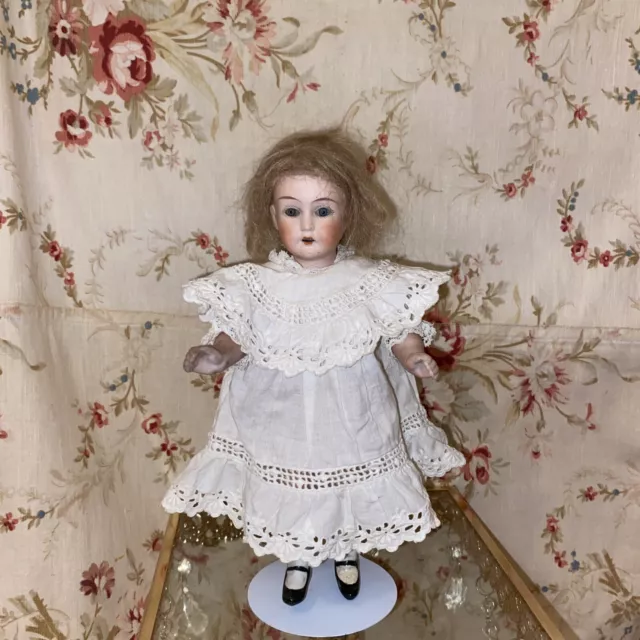Poupée ancienne en porcelaine