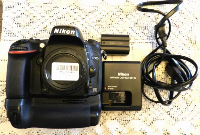 Nikon D600 24.3 MP Digital SLR Camera Body,Grip,and charger 152997clicks