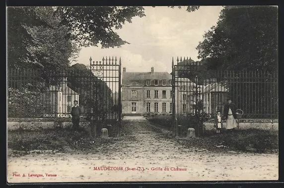 CPA Maudetour, Grille du Chateau