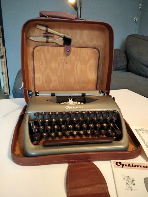 Sehr gut erhaltene DDR Schreibmaschine Optima P1 mit Zubehör. 1959