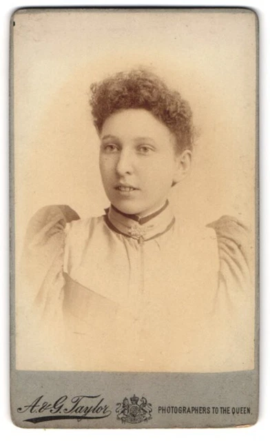 Fotografie A. & G. Taylor, Sunderland, 12, Norfolk St., Junge Dame im Kleid mit