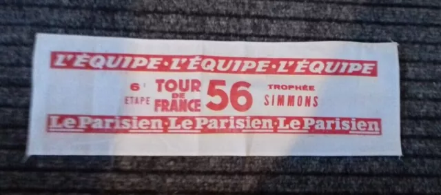 Publicite Tissu Tour De France 56 6E Etape Trophee Simmons L'equipe Le Parisien