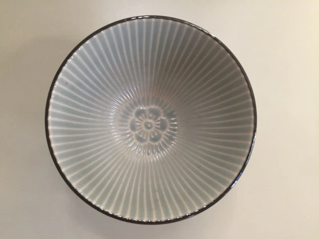Chine Bol XXème Motif de rinceaux feuillagés sur fond céladon Signature H6.5 cms