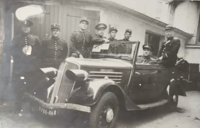 Carte photo Police Policiers, Voiture Automobile Renault, CPA, Uniformes, Car.