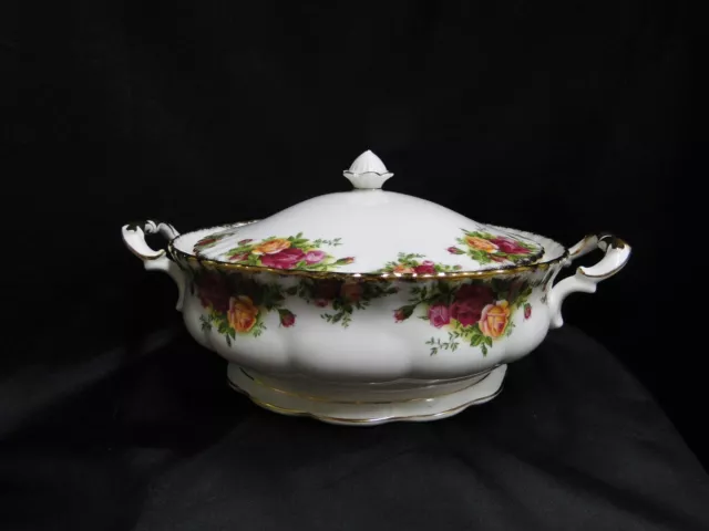 Royal Albert Old Country Roses, England: Round Serving Bowl & Lid