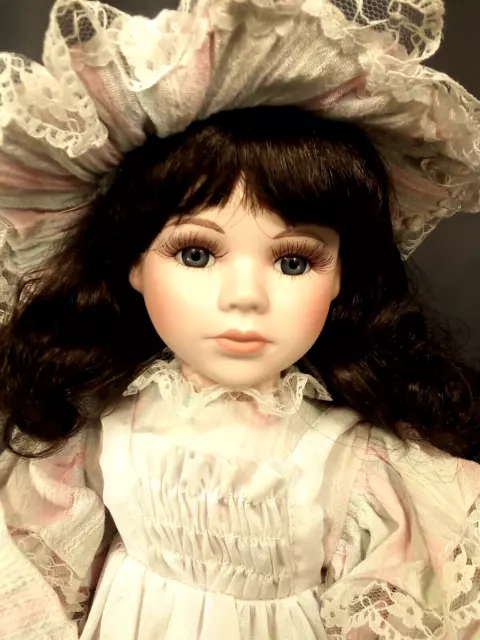 Porcelain Doll    (773)  16 "-40  cm  Alberon  Collection