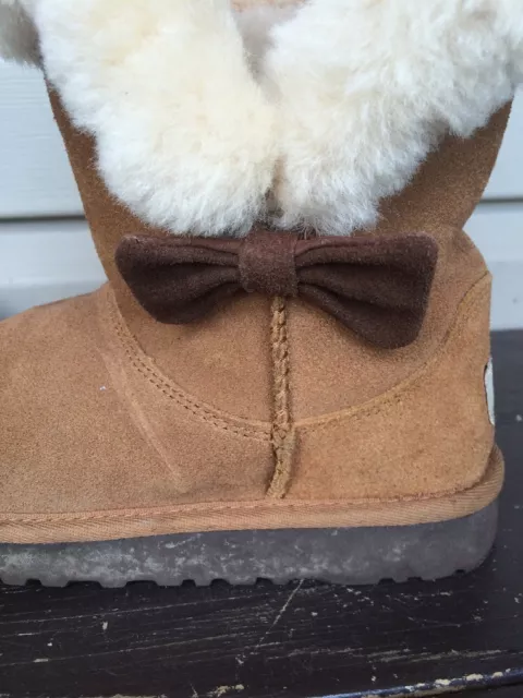 Ugg Australia Youth Kourtney Bow Suede Short Boots Chestnut Brown Sz 3 Euc! $130