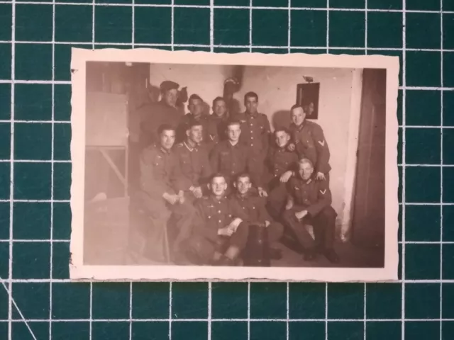 JJ059 PHOTO TBE ALLEMANDE WW2 - groupe 12 soldats allemands intérieur 8x6