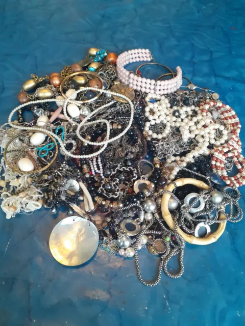 Lot de 2 kilos de bijoux vintage fantaisie pour pièces ou à réparer