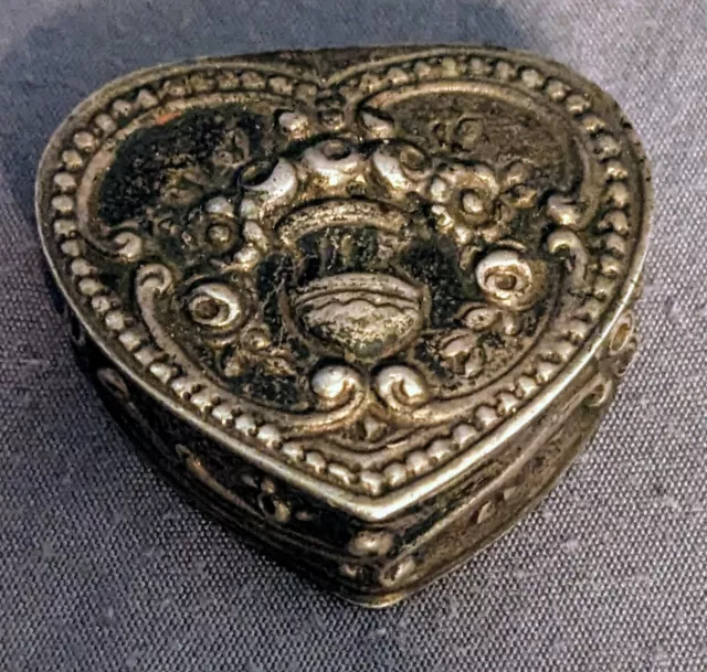 Antique 1886-1910 German 830 Silver Hinged Pill Snuff Box Heart w Urn/Bouquet 3