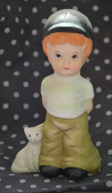 figurine en porcelaine de style "Goebel hummel" petit garçon au chat