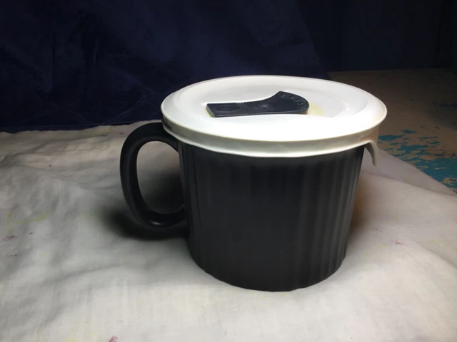 CorningWare COLOURS  20oz SOUP/MEAL MUG with VENTED LID - BLACK  - ribbed