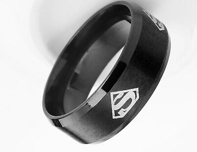 très belle bague logo Superman alliance acier titane noir largeur de 8 mm  .B...