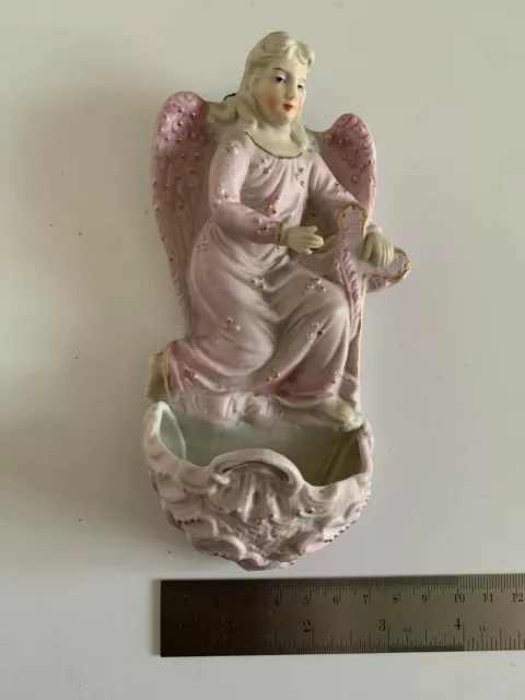 Acquasantiera in ceramica con figura in altorilievo