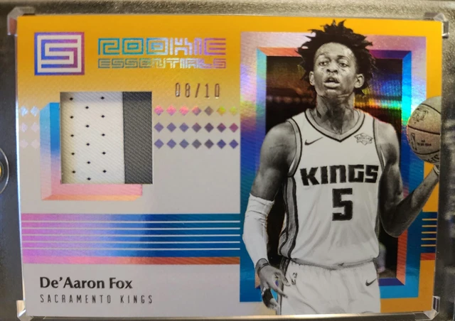2017-18 Panini Status De'Aaron Fox Rookie Essentials Gold 08/10 Relic Patch Holo 2017-18 Panini Status De'Aaron Fox Rookie Essentials Gold 08/10 Relic Patch Holo