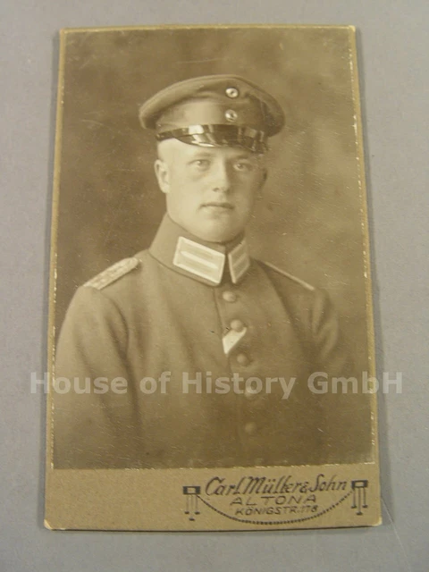 115177, Portraitfoto CDV, Offizier, Schirmmütze, Ordensband in Jacke