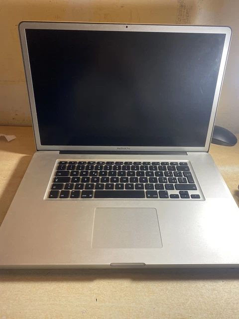 Apple Macbook Pro 17" intel i7 16GB RAM 156GB SSD
