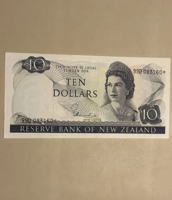 NEW ZEALAND                        - UNC - hardie - $10 STAR NOTE