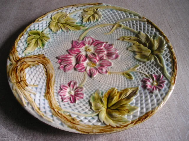 ASSIETTE en BARBOTINE - FAIENCE de CHANTILLY  - DECOR au fleurs