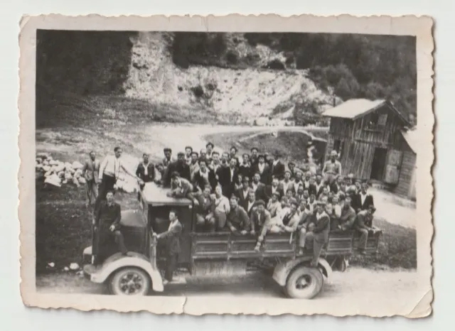Photo ancienne - vintage snapshot beaucoup d'hommes camion funny drôle montagne