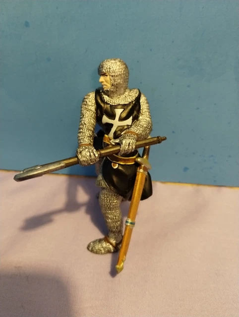 Papo Knight BLACK CRUSADER FOOT SOLDIER w/Axe Coat of Arms Medevil Figure 2002