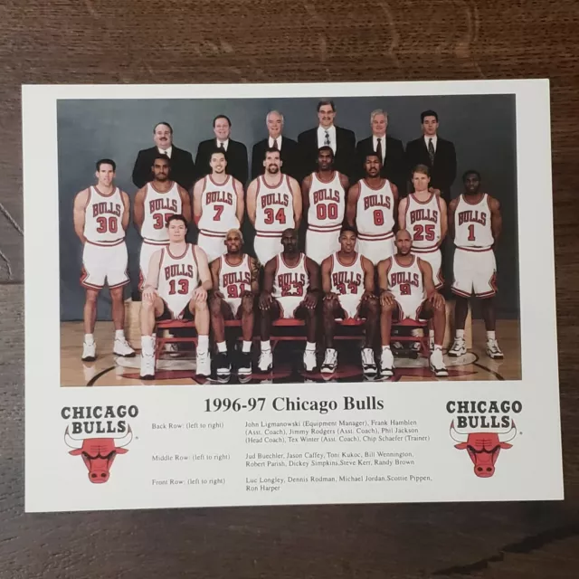 The 1996-97 NBA Chicago Bulls pose for a team portrait in Chicago, Photo  d'actualité - Getty Images