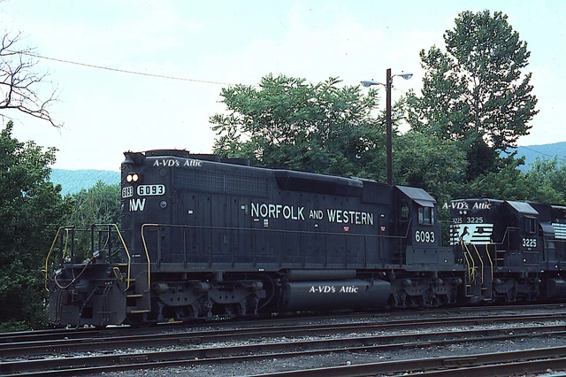 BIN  Orig slide NW Norfolk Western EMD SD40-2  6093 Shenandoah VA  1987